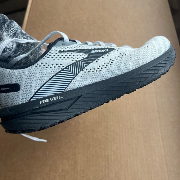 Brooks Revel 6 Black and White Running Shoes - Picture 9 of 16